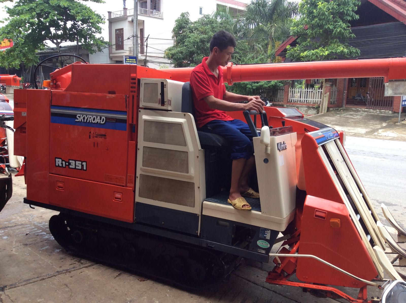 MÁY GẶT KUBOTA 351